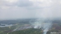 Sepanjang perjalanan, beberapa kali ditemui lahan hutan yang terbakar dan mengeluarkan asap yang cukup pekat.