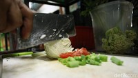 Aktivitas rumah makan ini pun tak pernah sepi dari pengunjung.