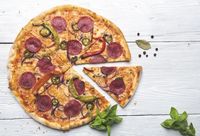Kini Makin Banyak Restoran Memotong Pizza dengan Gunting