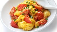 Paduan telur ayam dan tomat dalam Orak-arik Telur Vietnam ini gurih segar rasanya. Kalau ingin membuat sendiri siapkan bahan dan cek cara membuatnya di resep ini. Foto: iStock