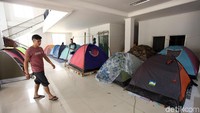 Terkait hal tersebut Gubernur DKI Jakarta Anies Baswedan mengatakan sedang mencari tempat tinggal sementara bagi pencari suaka yang kembali ke trotoar Kebon Sirih, Jakarta Pusat.