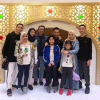 Obib Nahrawi dan Imam Nahrawi menikah sudah hampir 20 tahun. Dari pernikahan tersebut, pasangan yang selalu tampil harmonis ini dikaruniai tujuh anak. Foto: Instagram @obib_nahrawi