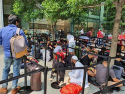 Panas Terik Tak Halangi Apple Fanboy Antre iPhone 11
