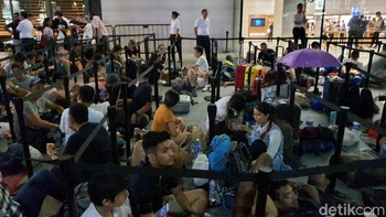 Mereka diperbolehkan untuk keluar beberpa kali untuk ke toilet atau membeli perbekalan. (Adi Fida Rahman/detikcom)