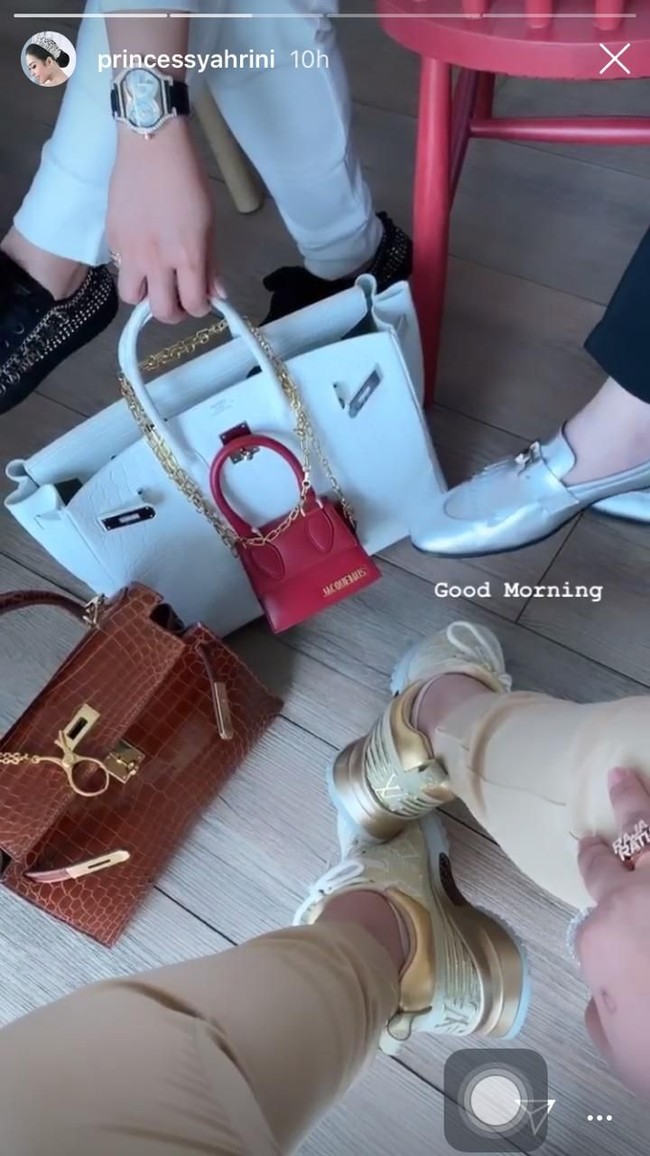 Dan yang paling terkini memakai tas mini Jacquemus adalah Syahrini. Tas Jacquemus berwarna merah digantung Syahrini di atas tas Hermes Birkin putihnya. Foto: Instagram