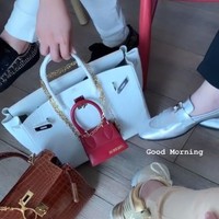Dan yang paling terkini memakai tas mini Jacquemus adalah Syahrini. Tas Jacquemus berwarna merah digantung Syahrini di atas tas Hermes Birkin putihnya. Foto: Instagram