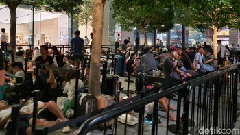 Calon pembeli iPhone 11 terbaru pun langsung menyerbu pagar antrean. (Adi Fida Rahman/detikcom)