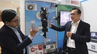 Anwar Rustanto, Senior Business Development Manager Bosch Rexroth di Indonesia berbincang dengan Agung Sinulingga, National Sales Manager Bosch Automotive Aftermarket Division, Bosch di Indonesia, menyampaikan rangkaian pompa hidraulik dan mesin yang bertenaga untuk alat berat di industri pertambangan. Foto: dok. Bosch