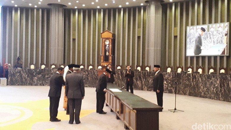 Ketua MA Tegur Para Ketua PT Baru Gegara Peniti di Toga-Kalung Jabatan Ketua MA Tegur Para Ketua PT Baru Gegara Peniti di Toga-Kalung Jabatan