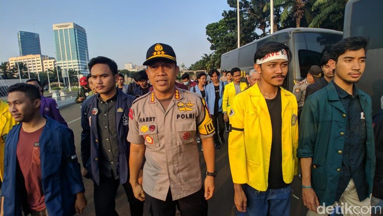 Didampingi Polisi, Mahasiswa Tolak Revisi RKUHP-UU KPK Temui DPR Didampingi Polisi, Mahasiswa Tolak Revisi RKUHP-UU KPK Temui DPR