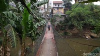 Jembatan gantung tersebut sudah mulai rusak dan lapuk.