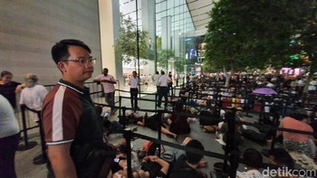 Calon pembeli iPhone akan menginap 15 jam sejak gate ditutup. (Adi Fida Rahman/detikcom)