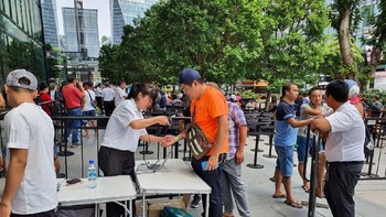 Ratusan orang langsung menyerbu. Foto: detikINET/Adi Fida Rahman