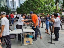 Panas Terik Tak Halangi Apple Fanboy Antre iPhone 11
