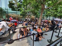 Panas Terik Tak Halangi Apple Fanboy Antre iPhone 11