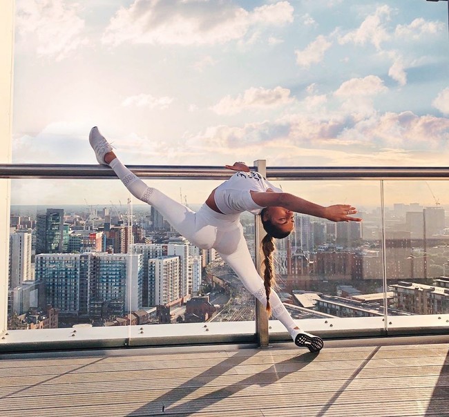 Wanita berambut pirang ini merupakan seorang penari. Sara menguasai berbagai jenis tarian baik kontemporer hingga balet. Foto: Instagram