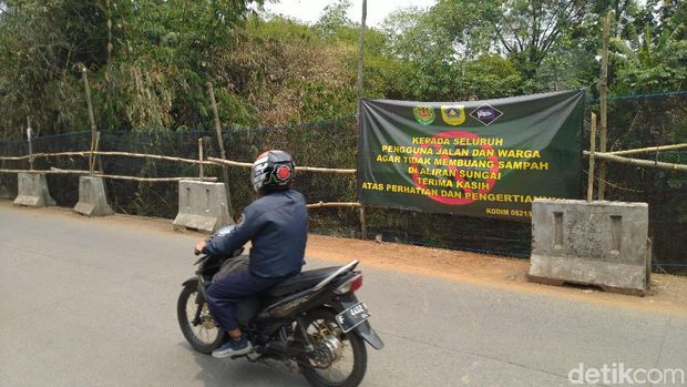 Dinas LH Bogor Bersihkan 305 Ton Sampah di Sungai Cipakancilan