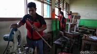 Sejumlah siswa SMK tengah menyiapkan sejumlah alat untuk memasang penyaring udara di SDN Cilincing 07 Pagi, Jakarta.