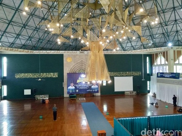 Interior Masjid Al Ukhuwah. Menurut Ketua harian DKM Masjid Al Ukhuwah M Sidiq Hasan, masjid ini dibangun pada tahun 1998. (Dony Indra Ramadhan/detikcom) Interior Masjid Al Ukhuwah. Menurut Ketua harian DKM Masjid Al Ukhuwah M Sidiq Hasan, masjid ini dibangun pada tahun 1998. (Dony Indra Ramadhan/detikcom)