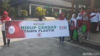 Candi Borobudur Perangi Kantong Plastik