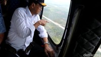 Helikopter lepas landas dari Bandara SAMS Sepinggan di Balikpapan, Kaltim.