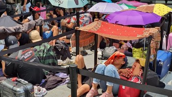 Ada pula yang hanya menggunakan jaket. Foto: detikINET/Adi Fida Rahman