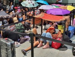 Panas Terik Tak Halangi Apple Fanboy Antre iPhone 11