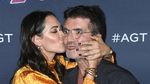 Meme-able! Ekspresi Lucu Simon Cowell saat Dicium Istri
