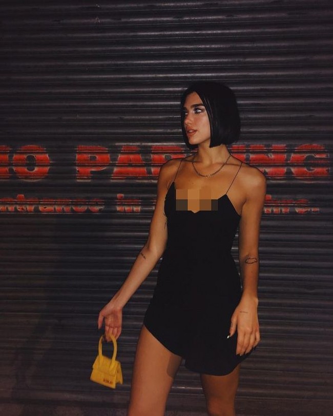 Penyanyi Dua Lipa bergaya simple dengan mini dress hitam yang dipadukan tas mini Jacquemus. Harga tas super kecil ini bervariasi mulai dari Rp 9 jutaan hingga Rp 11 juta. Foto: Instagram