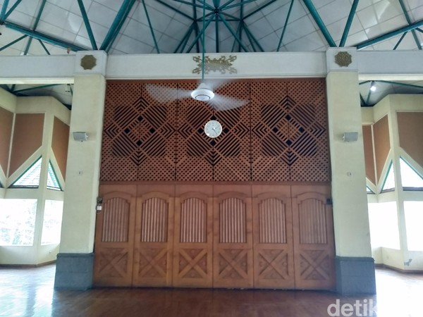 Masjid Al Ukhuwah berdiri di atas lahan seluas 4.000 meter persegi. Luas bangunan masjidnya sendiri sekitar 1.373 meter persegi. (Dony Indra Ramadhan/detikcom) Masjid Al Ukhuwah berdiri di atas lahan seluas 4.000 meter persegi. Luas bangunan masjidnya sendiri sekitar 1.373 meter persegi. (Dony Indra Ramadhan/detikcom)