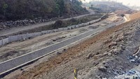 Jika ditambah lahan Perhutani dengan cakupan lahan 58,7% dibebaskan, maka dalam waktu dekat progres pembebasan lahan bisa mencapai 74%.