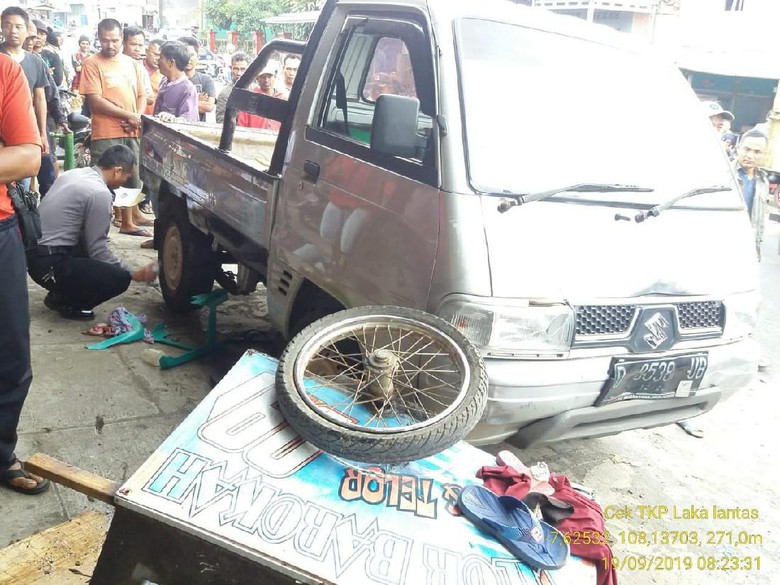Mobil Seruduk Kerumunan Bocah TK Jajan Cilok di Tasikmalaya, 2 Tewas Mobil Seruduk Kerumunan Bocah TK Jajan Cilok di Tasikmalaya, 2 Tewas