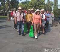 Candi Borobudur Perangi Kantong Plastik