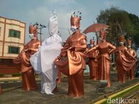 Demo Kabut Asap, Patung Sekapur Sirih Jambi Dipasang Masker dan Kain Kafan