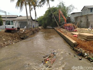 Dinas LH Bogor Bersihkan 305 Ton Sampah di Sungai Cipakancilan
