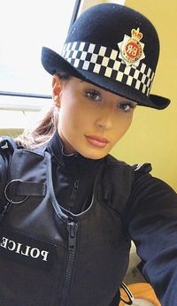 Lakukan Aksi Heroik, Polwan Cantik Malah Dibanjiri Komentar Seksis