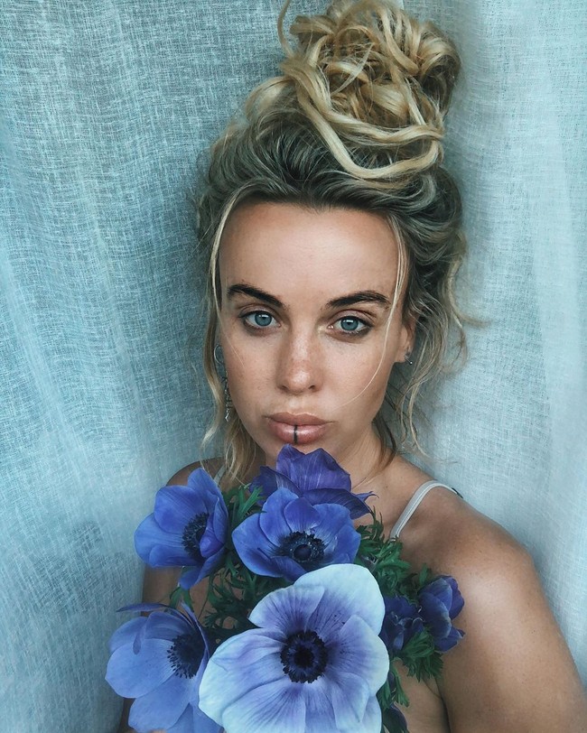 Selebgram Sally Mustang baru-baru ini jadi sensasi. Dia mengungkapkan kekecewaannya sampai menangis di sebuah video karena akunnya dihapus oleh Instagram. Di Instagramnya, Sally kerap menggunggah foto-foto seksi. Di Instagram, ada larangan dalam mengumbar foto yang dianggap terlalu sensual. Foto bisa dihapus atau bahkan akun yang ditutup.  Foto: Dok. Instagram Sally Mustang