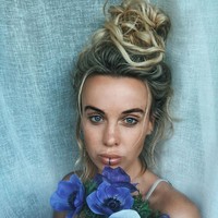 Selebgram Sally Mustang baru-baru ini jadi sensasi. Dia mengungkapkan kekecewaannya sampai menangis di sebuah video karena akunnya dihapus oleh Instagram. Di Instagramnya, Sally kerap menggunggah foto-foto seksi. Di Instagram, ada larangan dalam mengumbar foto yang dianggap terlalu sensual. Foto bisa dihapus atau bahkan akun yang ditutup.  Foto: Dok. Instagram Sally Mustang