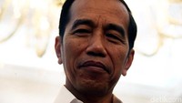Jokowi juga mengingatkan para pejabat berhati-hati menggunakan anggaran negara. Setiap pengeluaran anggaran negara diperiksa pihak berwenang.
