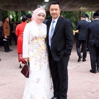 Selain mengenakan busana rancangan sendiri, Obib Nahrawi juga menyukai karya desainer lokal. Salah satu busana desainer Tanah Air yang dikenakannya adalah dress putih dari Sebastian Gunawan ini. Dress panjang itu dipakainya saat mendampingi Imam Nahrawi kondangan ke pernikahan putri Jokowi, Kahiyang Ayu. Foto: Instagram @obib_nahrawi