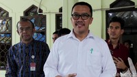 Pria itu didampingi Sekretaris Kemenpora Gatot S. Dewa Broto dan para pejabat eselon di kementerian yang dipimpinnya itu.