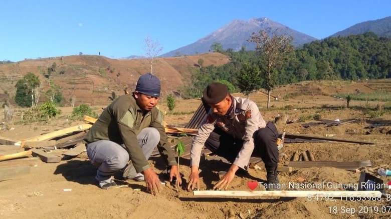 Warga setempat yang menanam pohon (dok BTNGR) Warga setempat yang menanam pohon (dok BTNGR)