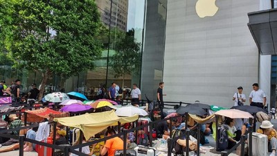 Panas Terik Tak Halangi Apple Fanboy Antre iPhone 11
