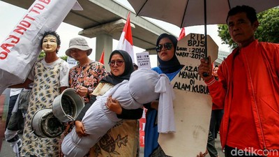 Aksi Teatrikal Ramaikan Demo di Depan Gedung Kemenkes