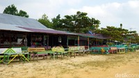 Kalau mau jajan, di pantai ini ada banyak warung-warung makan. Jadi jangan khawatir kelaparan ya kalau liburan ke Pantai Nipah-nipah di ibu kota baru. (Wahyu Setyo/detikcom)