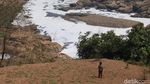 Penuh Busa, Begini Kondisi Anak Sungai Citarum yang Tercemar