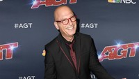 Tentunya juri lainnya pun hadir seperti, Howie Mendel dengan senyuman khasnya. Frazer Harrison/Getty Images