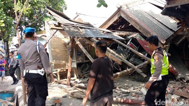 Diduga Rem Blong, Truk Tabrak Mobil Lalu Seruduk Bengkel di Sukabumi