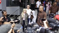 DJ Dinar Candy bersama kuasa hukumnya saat ditemui di Polda Metro Jaya, Jakarta Pusat pada Kamis (19/9). Pool/Ismail/detikFoto.