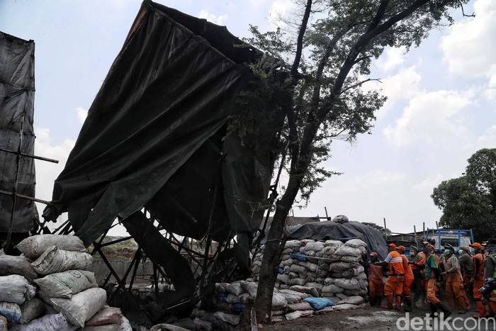 Akhirnya Pabrik Arang Penyebab Polusi Di Cilincing Dibongkar